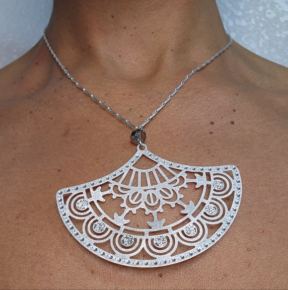 Jewelry - NWT Fan Pendant Filigree Silver tone Necklace